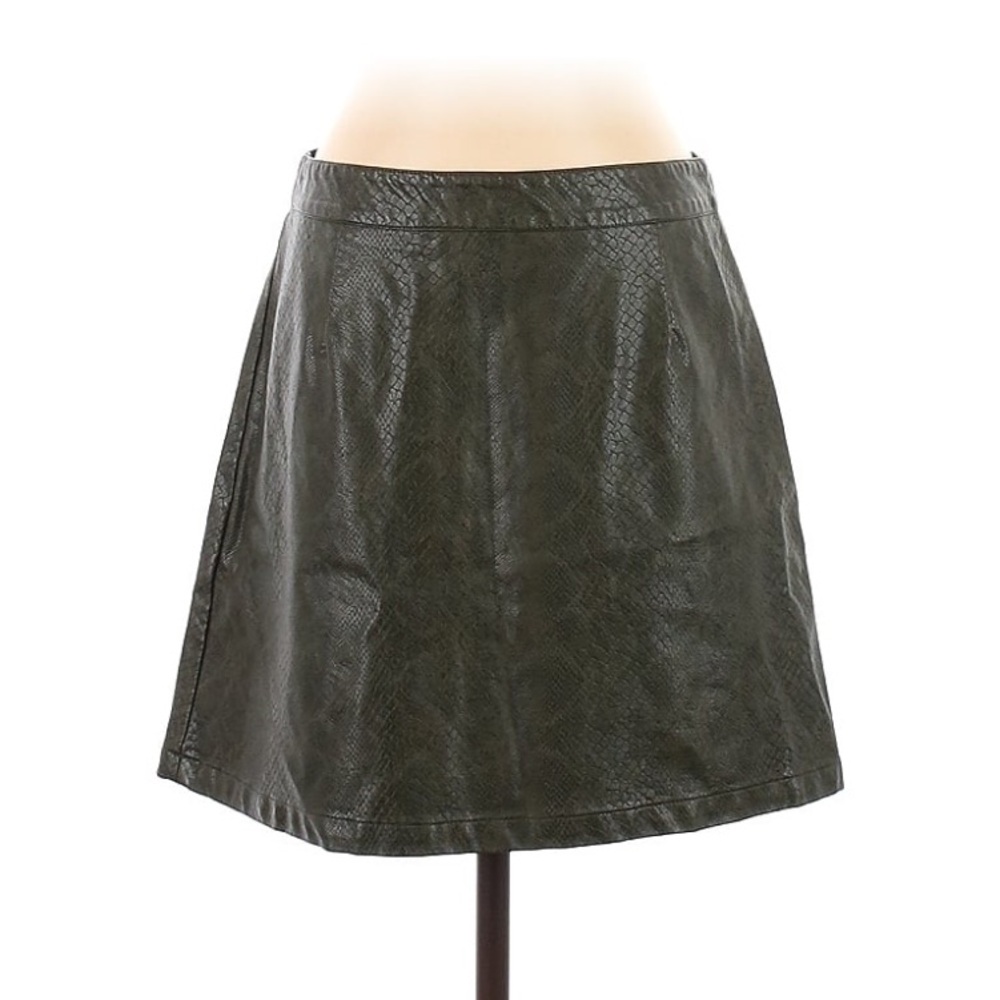 BD Dakota faux leather snake skin print size 8